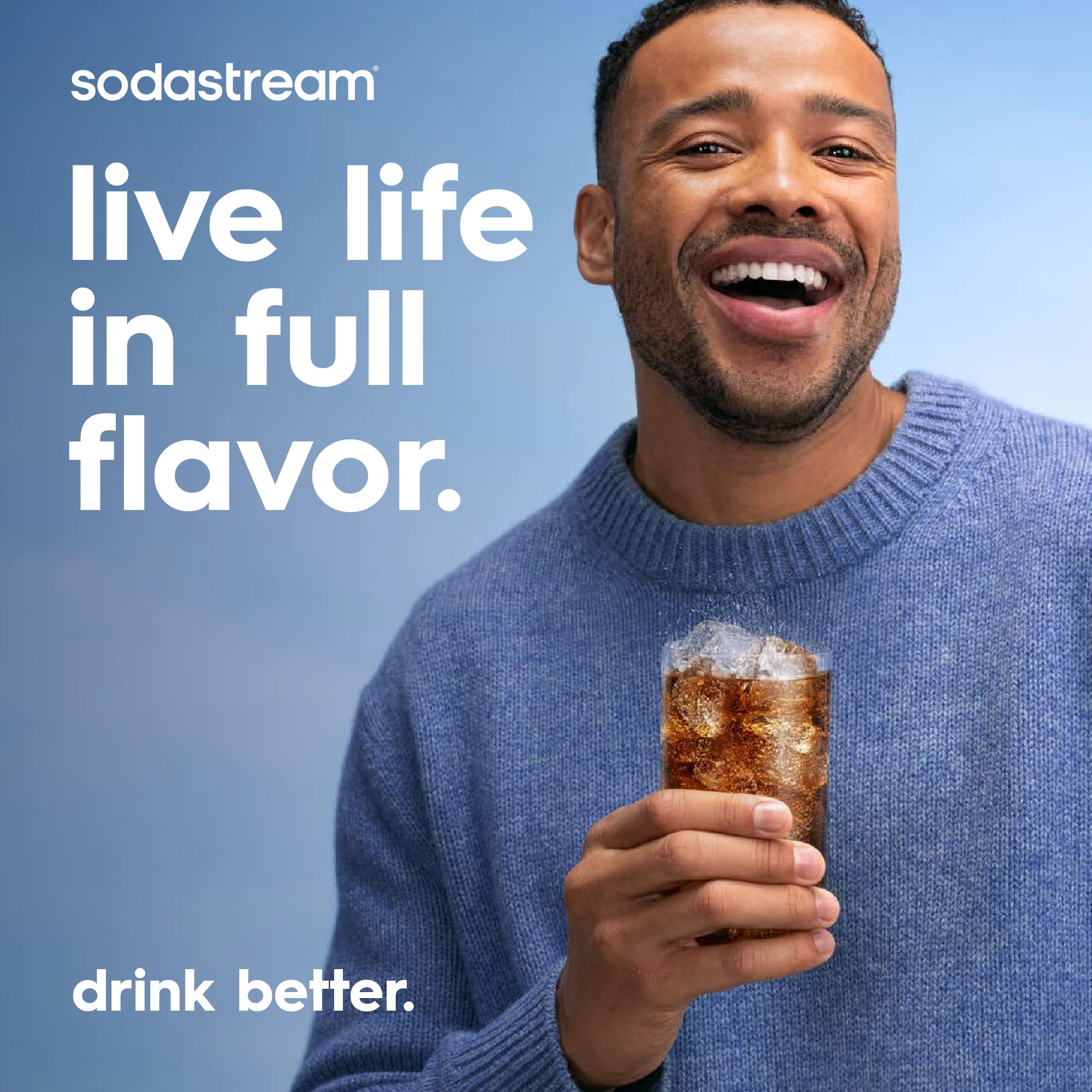 SodaStream escena familiar sirviendo bebidas en reunión casera