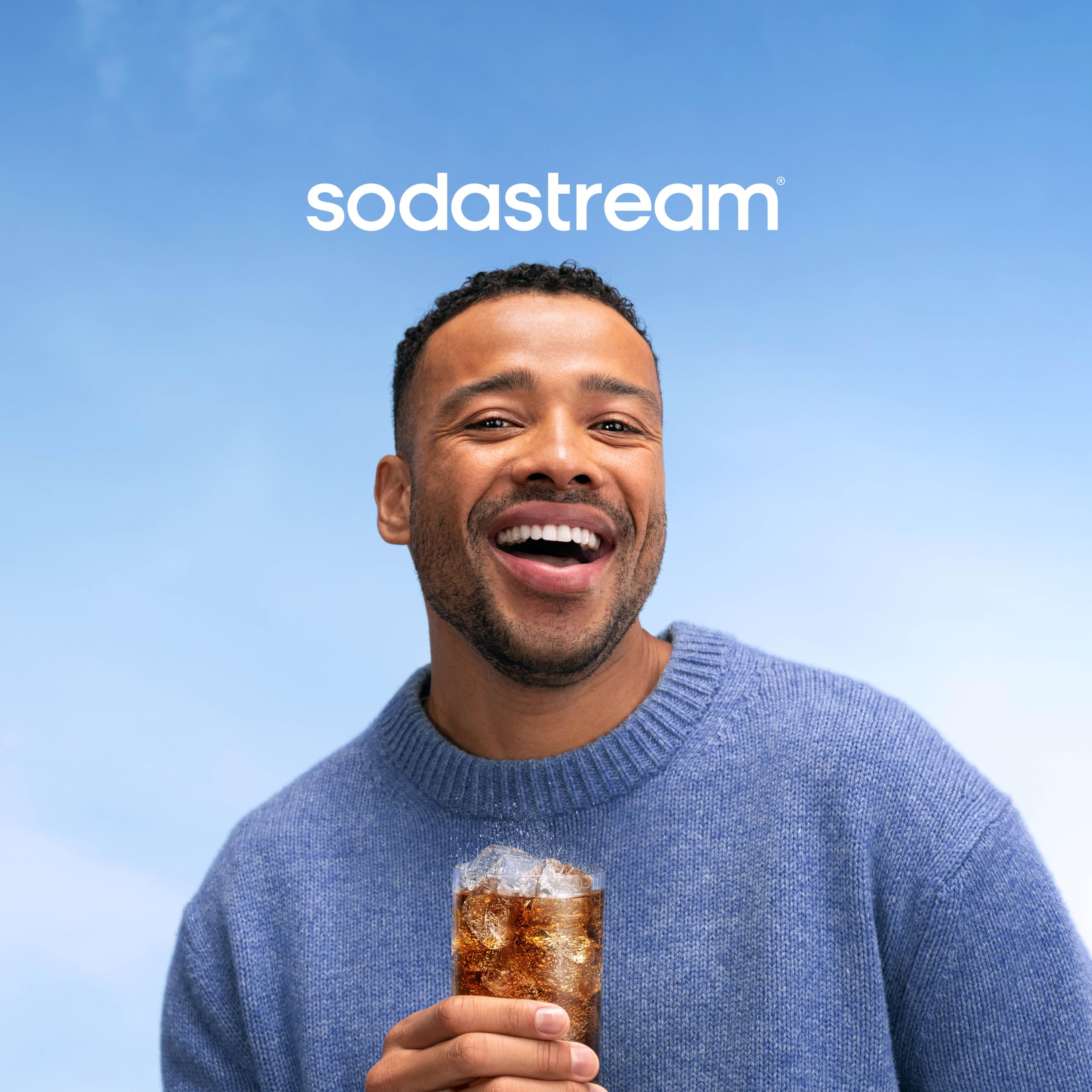 SodaStream MUG persona disfrutando Root Beer sin azúcar junto a comida