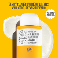 Sol de Janeiro espuma de shampoo en mano para limpieza suave y sin sulfatos