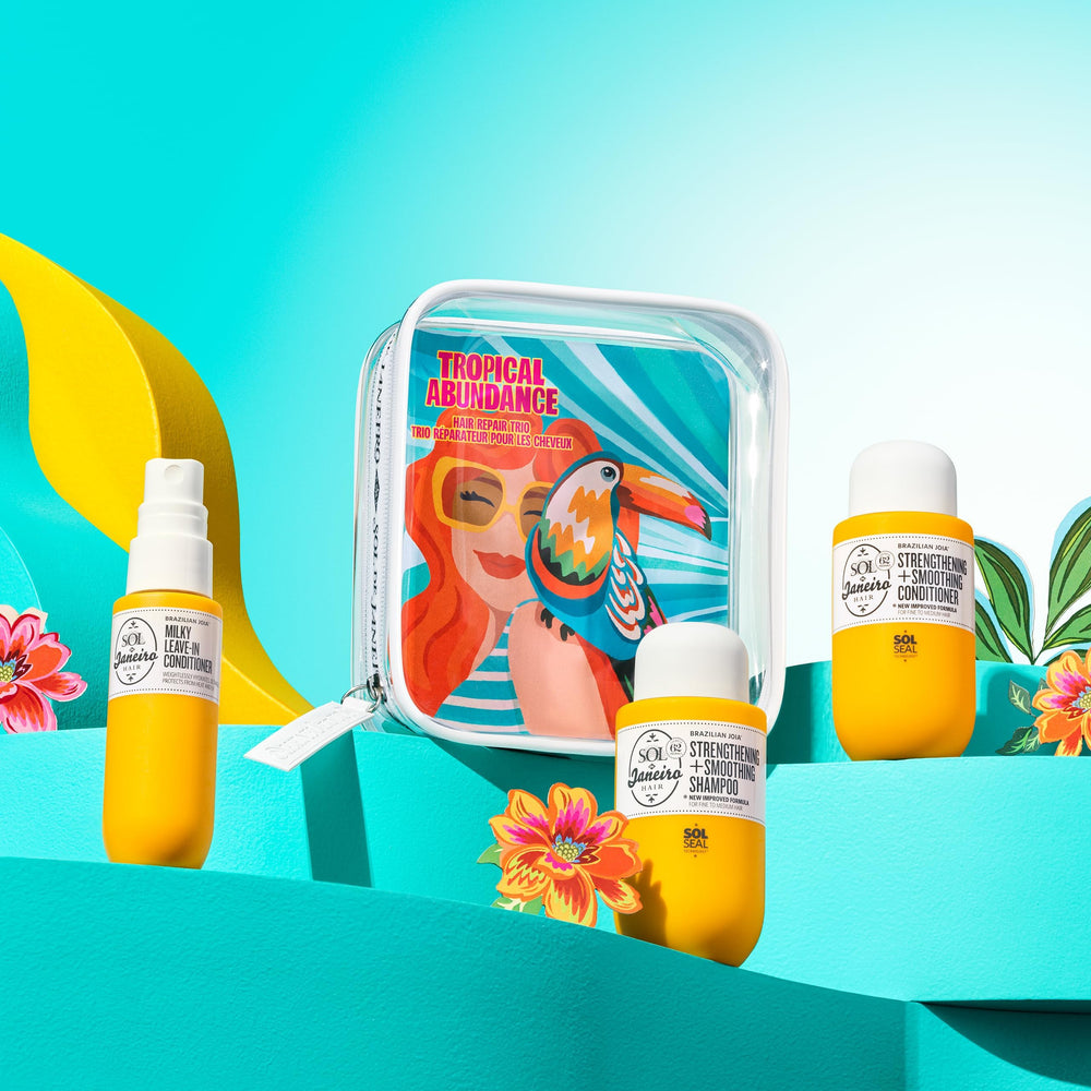 Sol de Janeiro trio dentro de un neceser de viaje mostrando tamaño práctico y portabilidad