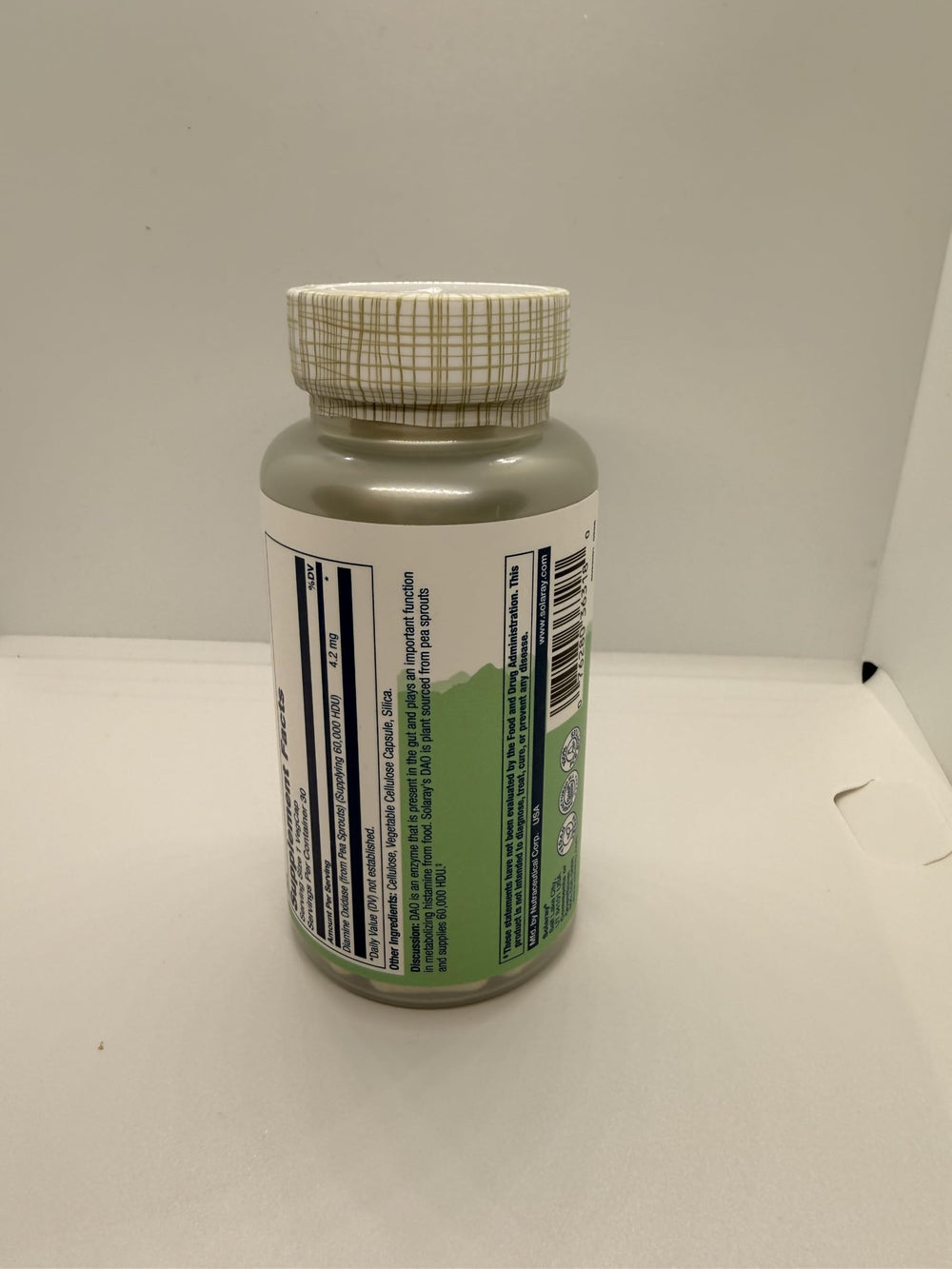 SOLARAY botella hecha con resina reciclada enfatizando sostenibilidad