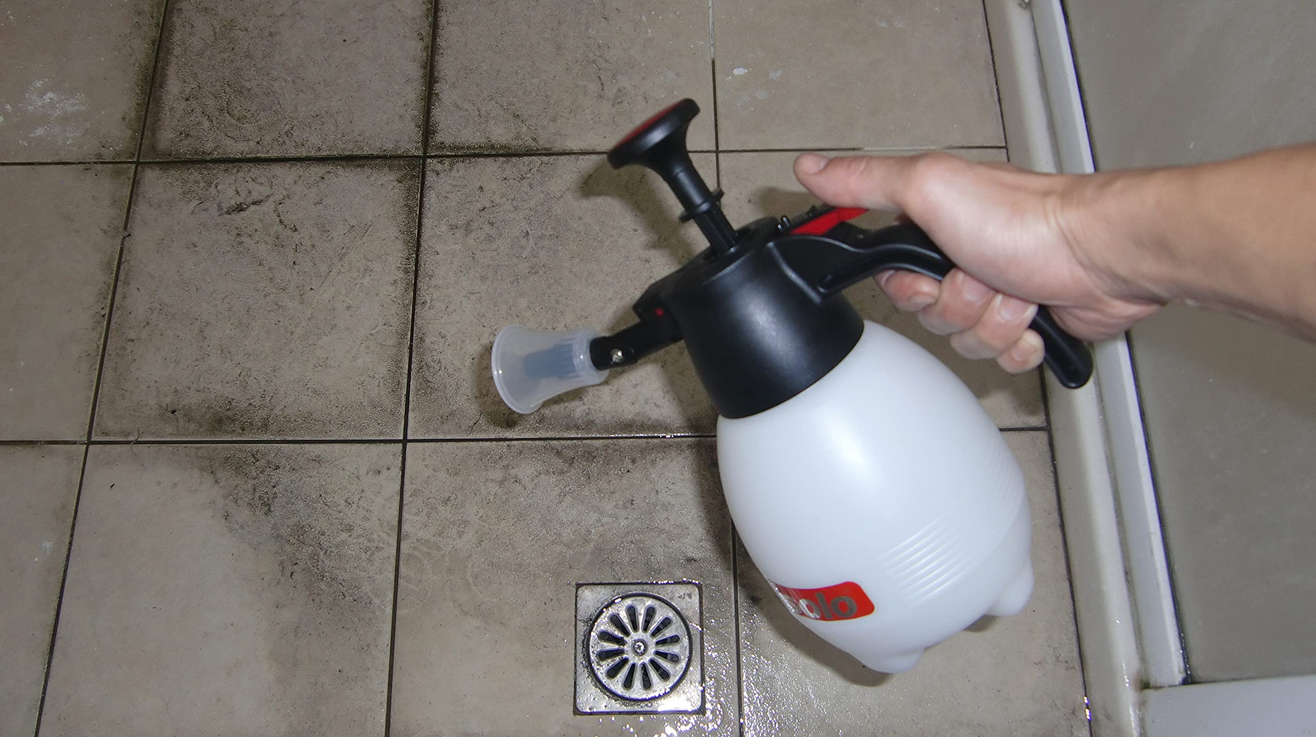 SOLO 418 depósito HDPE junto a objeto para comparar tamaño