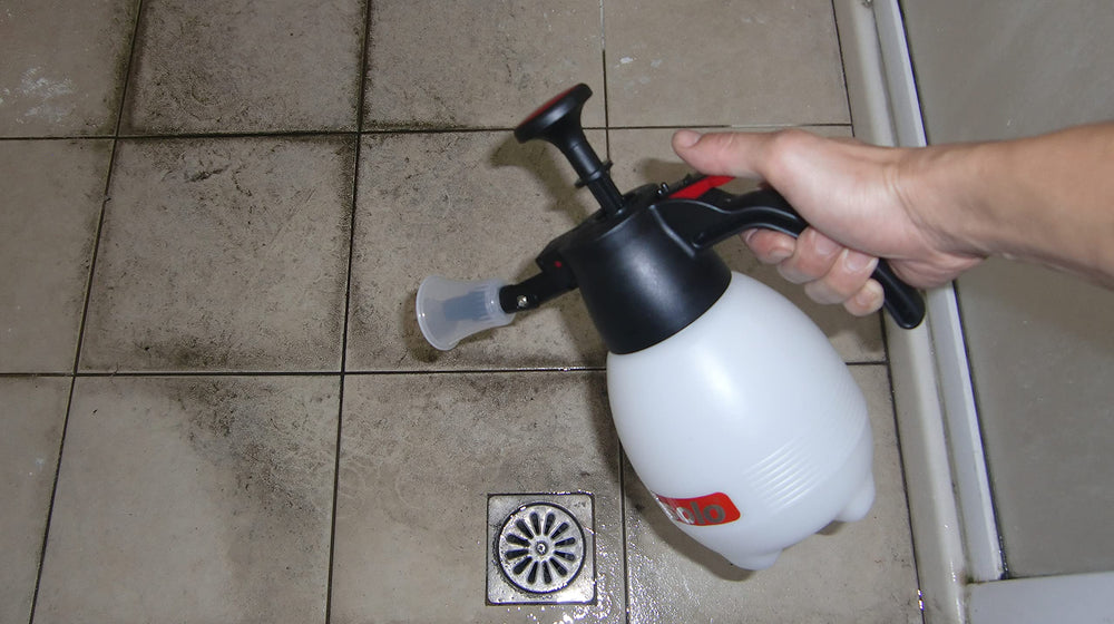 SOLO 418 depósito HDPE junto a objeto para comparar tamaño