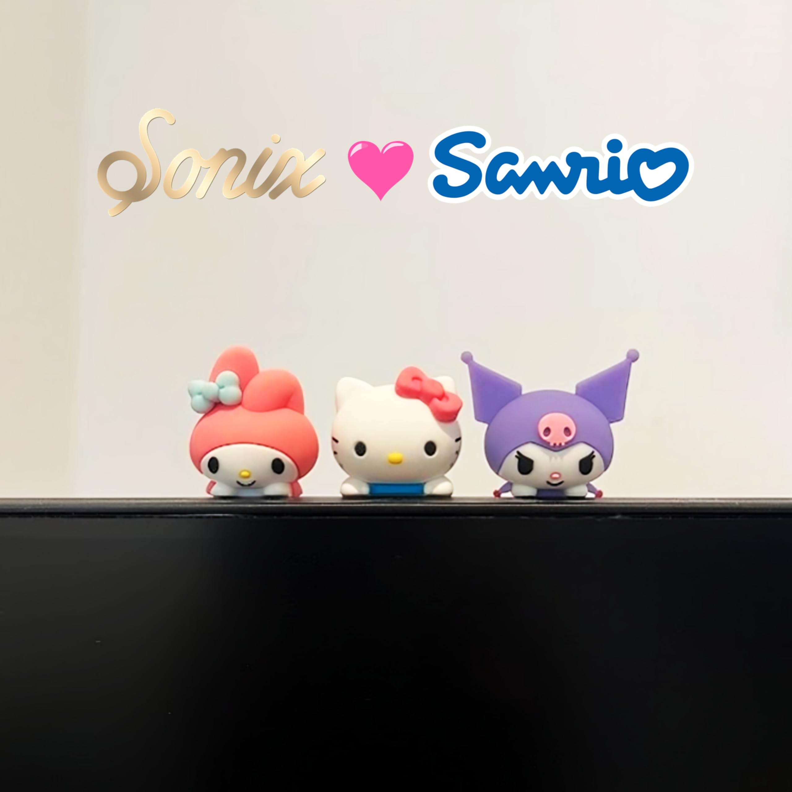 Sonix figura sujetada en mano para mostrar tamaño compacto y facilidad de uso