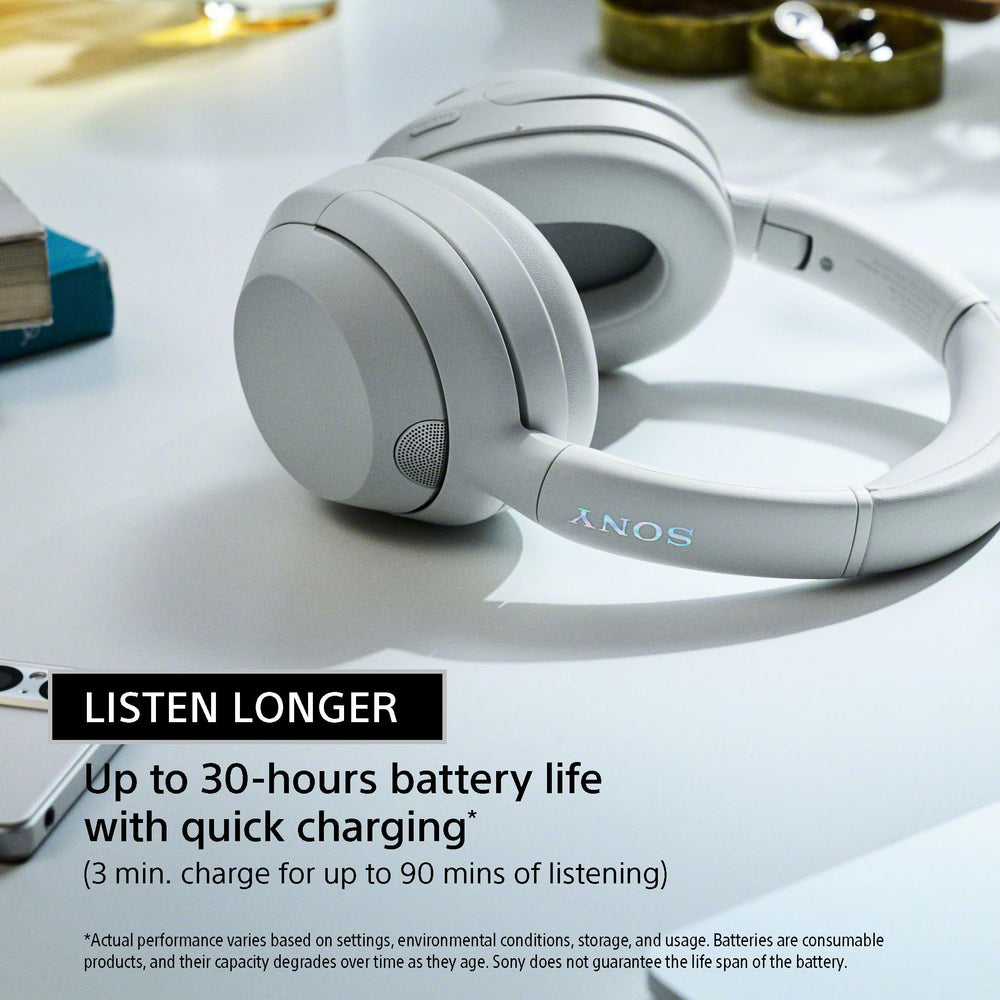 Sony ULT WEAR comparación de tamaño en mano para referencia de escala