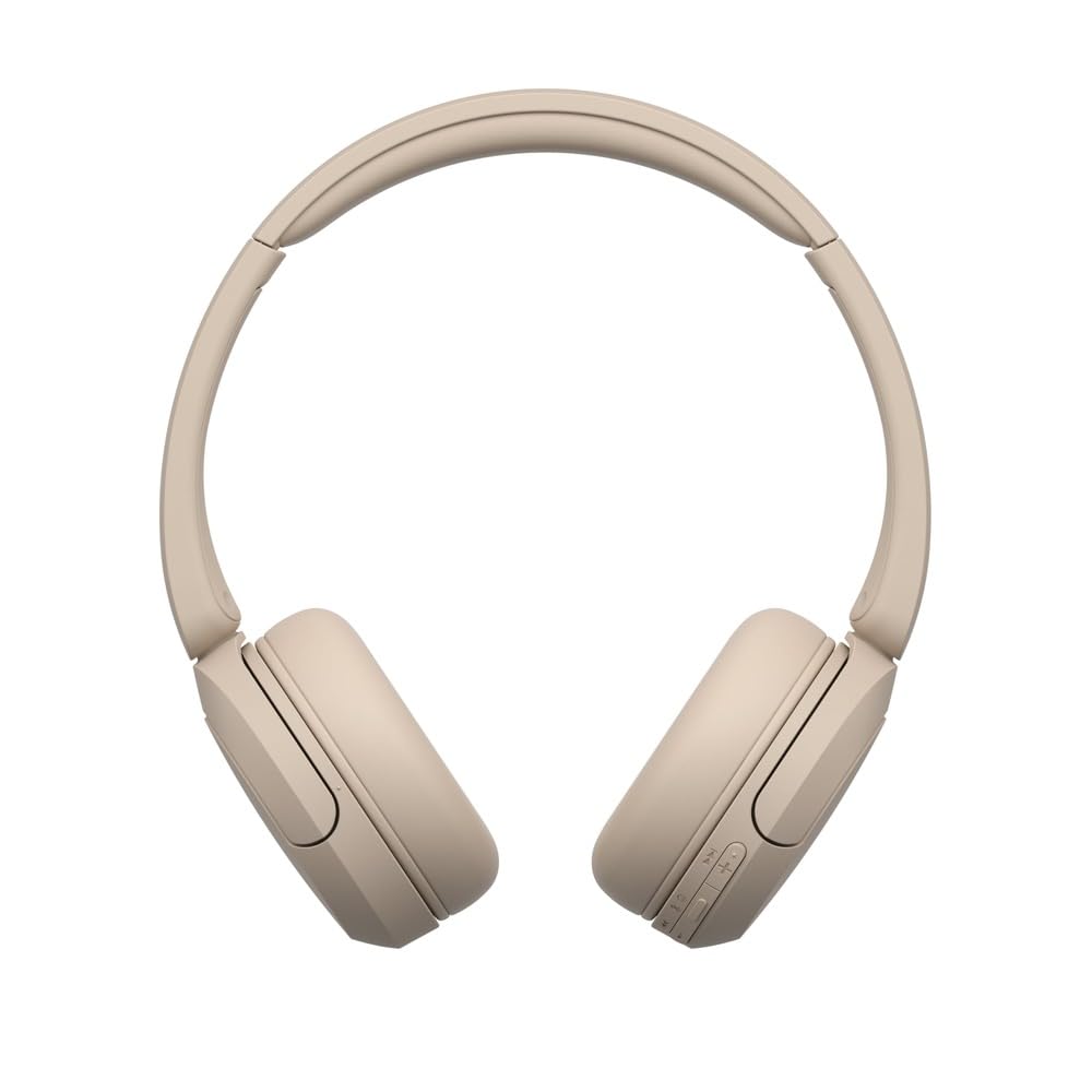 Sony WH-CH520 sostenidos en mano para comparar tamaño y ligereza