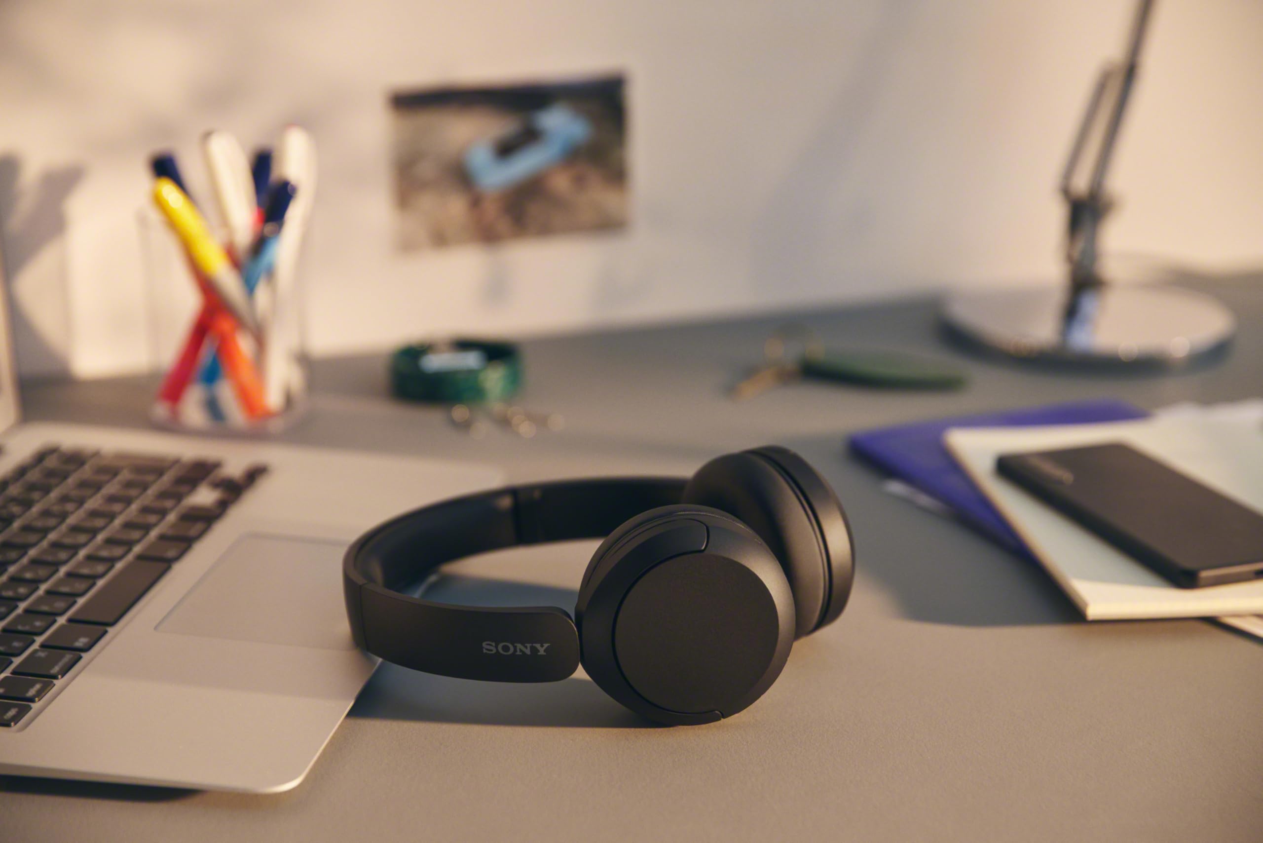 Sony WH-CH520 emparejados con smartphone mostrando conexión rápida