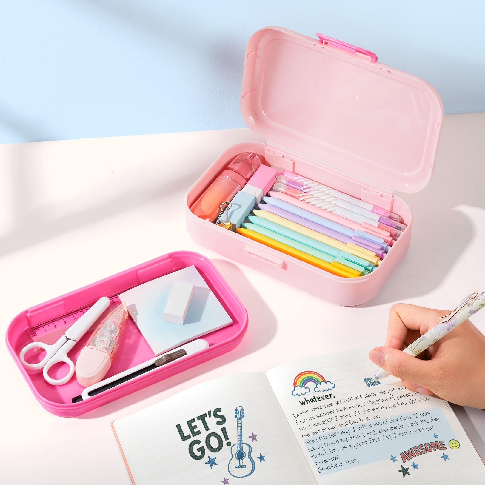 Sooez en escritorio escolar, organiza material para clases y arte