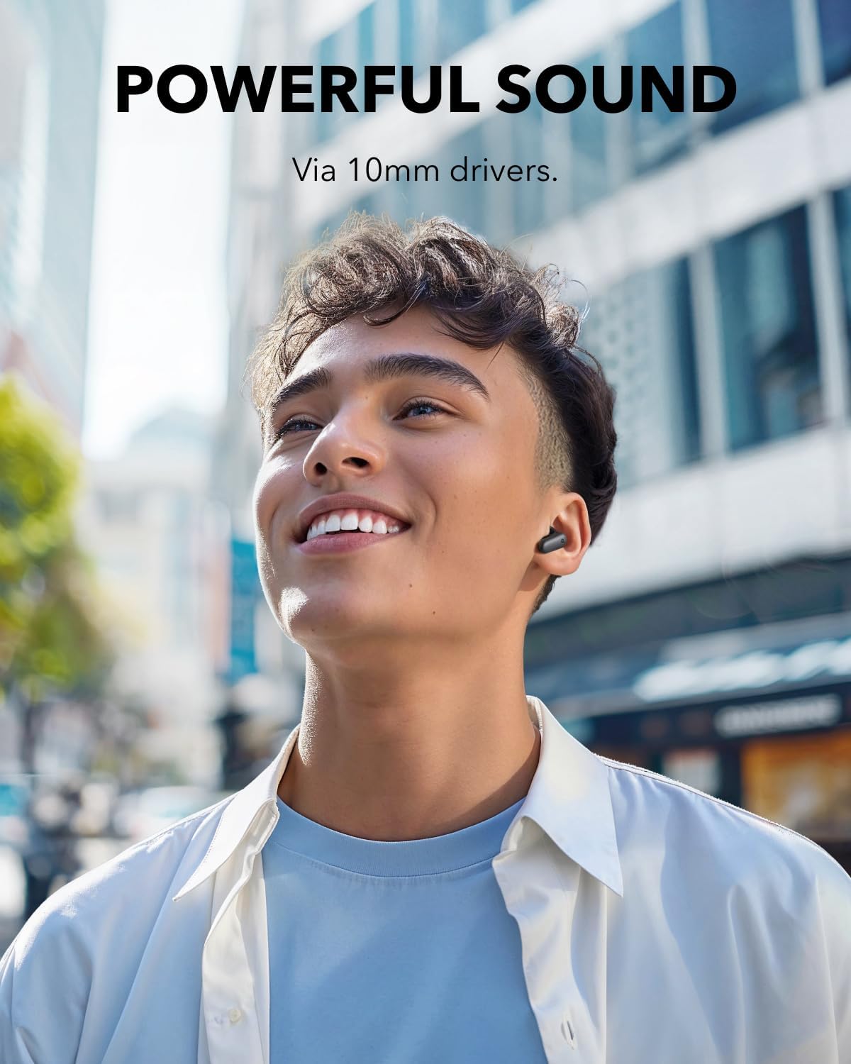 Auricular Soundcore P30i colocado en la oreja para uso confortable diario