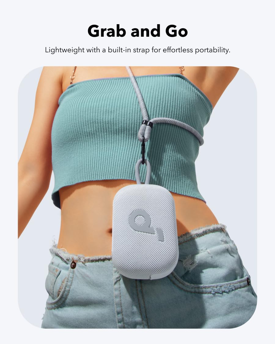 Soundcore Select 4 Go al lado de un teléfono para comparar tamaño y portabilidad