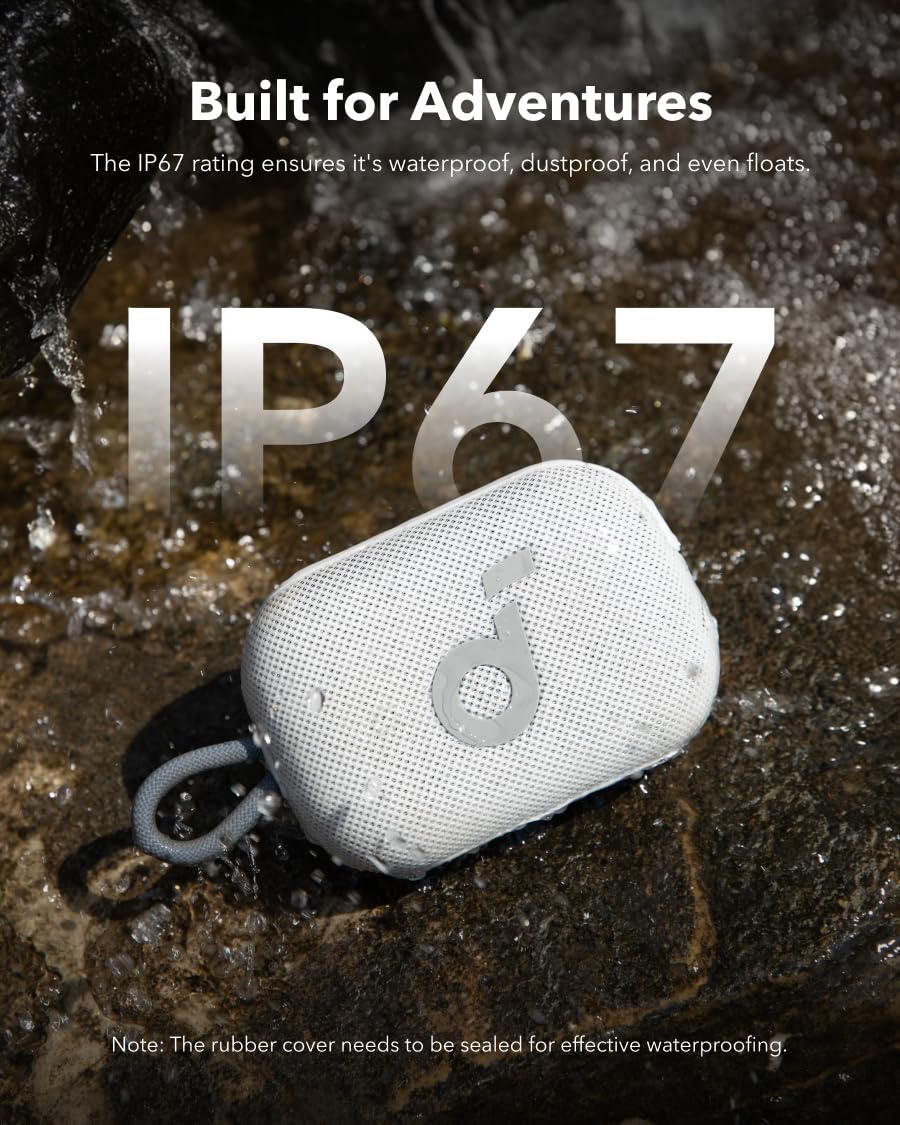 Soundcore Select 4 Go flotando en piscina demostrando protección IP67