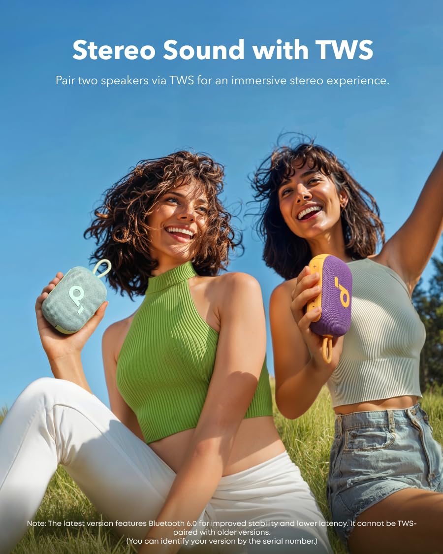 Comparación de tamaño del Soundcore Select 4 Go junto a una mano para escala
