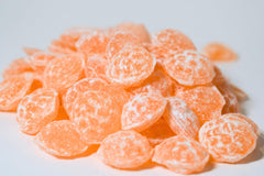 Sour Drops caramelos desplegados que muestran colores naturales y centro dulce