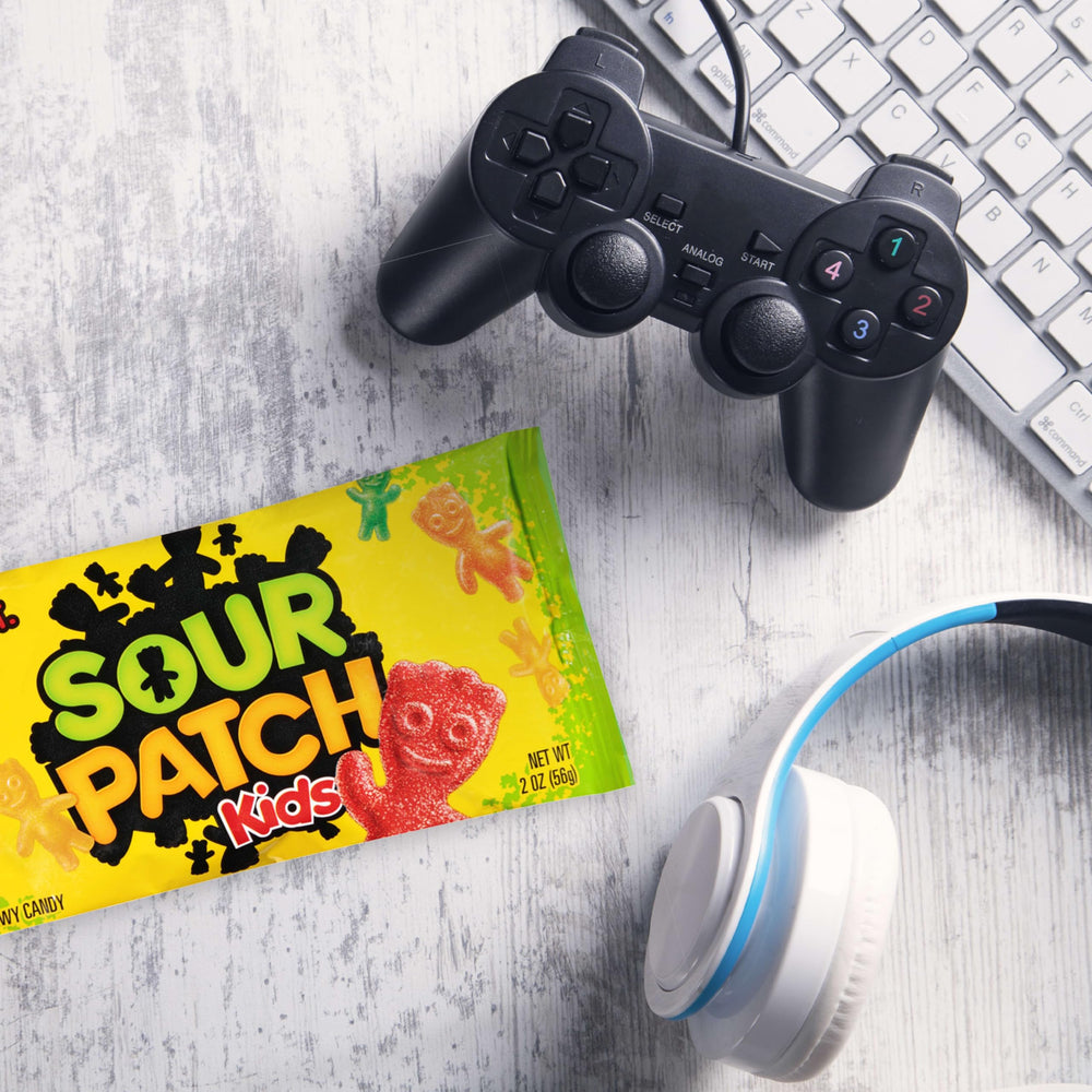 Sour Patch Kids y SWEDISH FISH en mano para comparar tamaño y porción