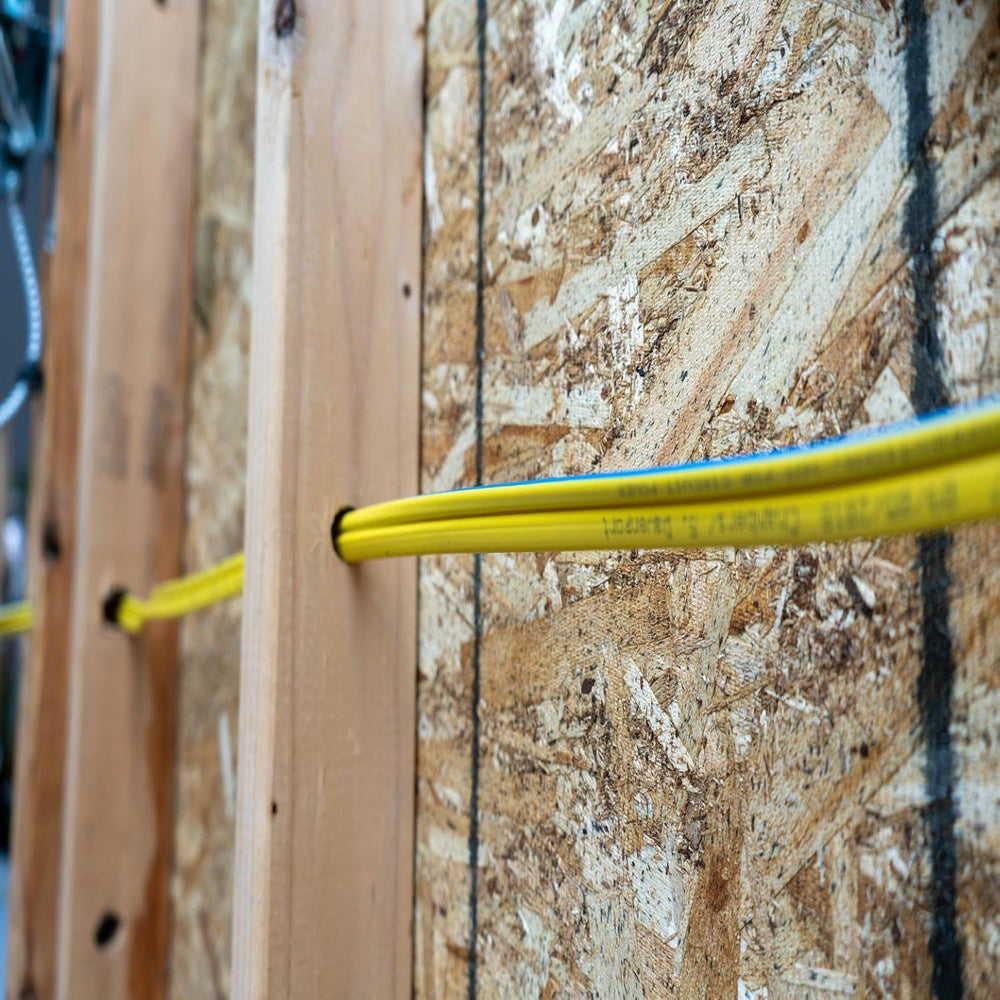 Southwire Romex instalado en pared seca, ideal para circuitos residenciales