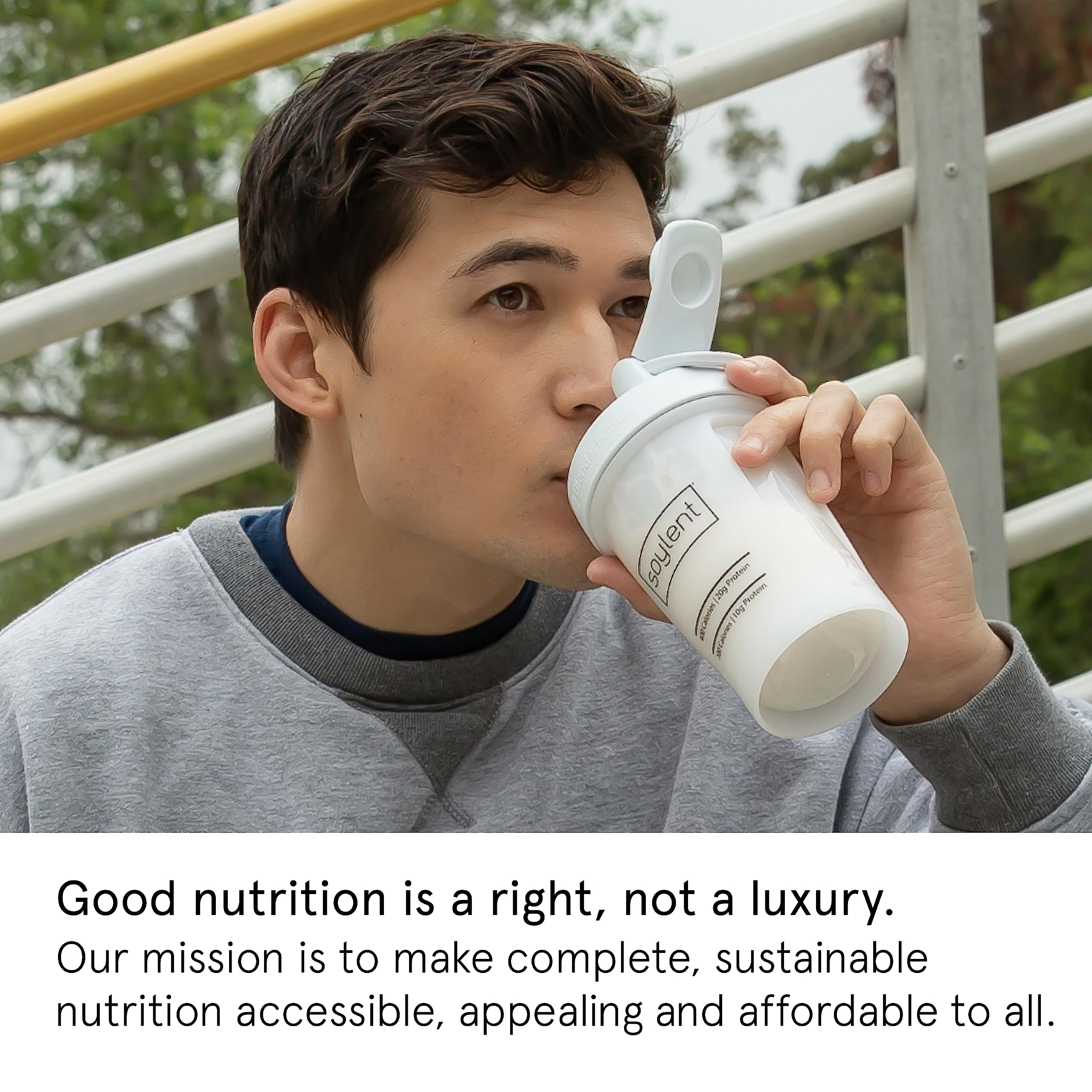 Vaso con Soylent preparado en uso brindando conveniencia rápida