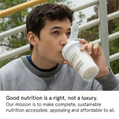 Vaso con Soylent preparado en uso brindando conveniencia rápida