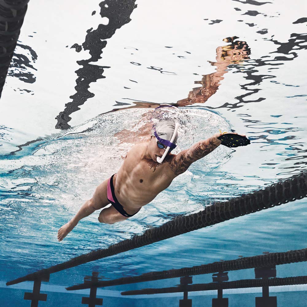 Speedo en uso en piscina demostrando estabilidad durante entreno