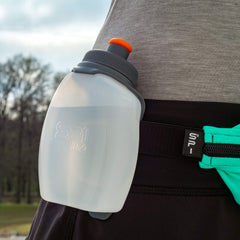 SPIbelt botella H2O Companion enganchada en un cinturón durante una carrera para hidratación sin rebote