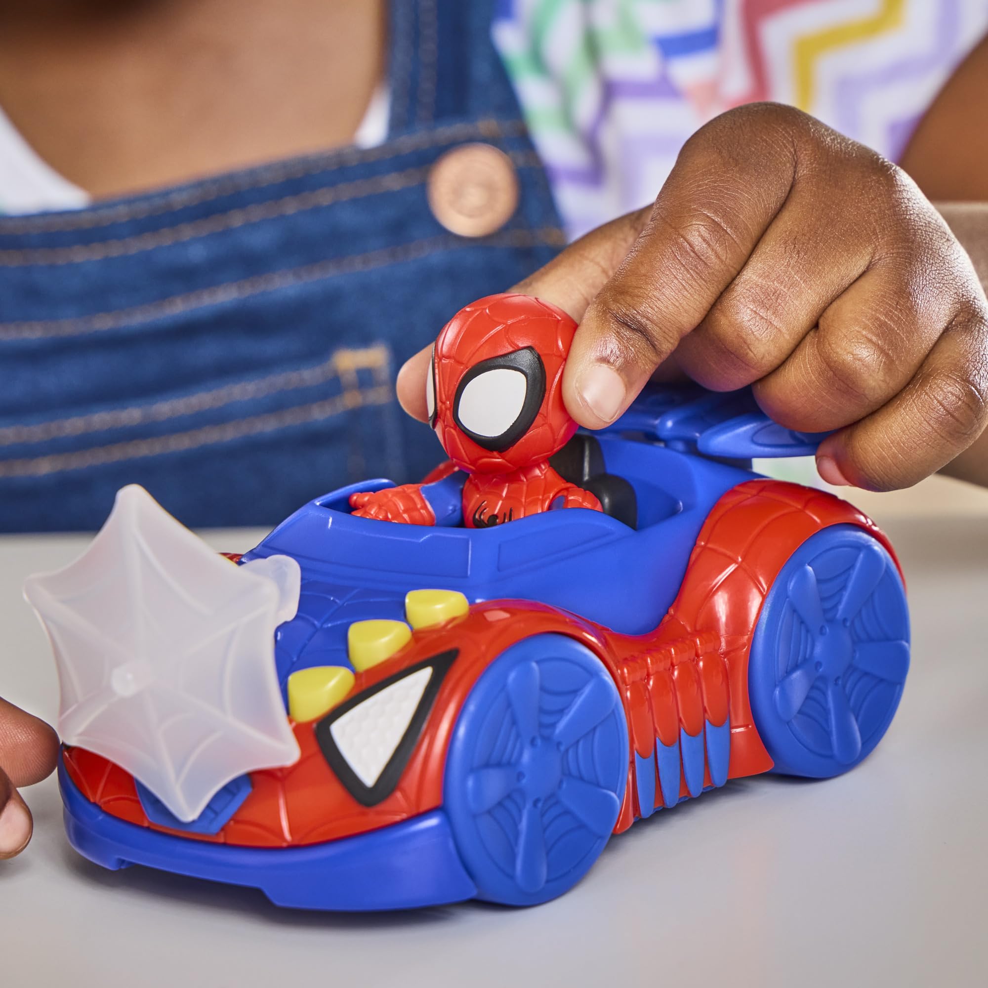 Spidey and his Amazing Friends comparación de tamaño con una mano, tamaño ideal para niños