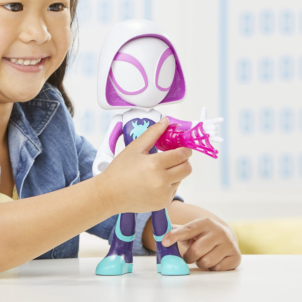 Spidey and his Amazing Friends comparación de tamaño con mano de niño mostrando ergonomía y seguridad