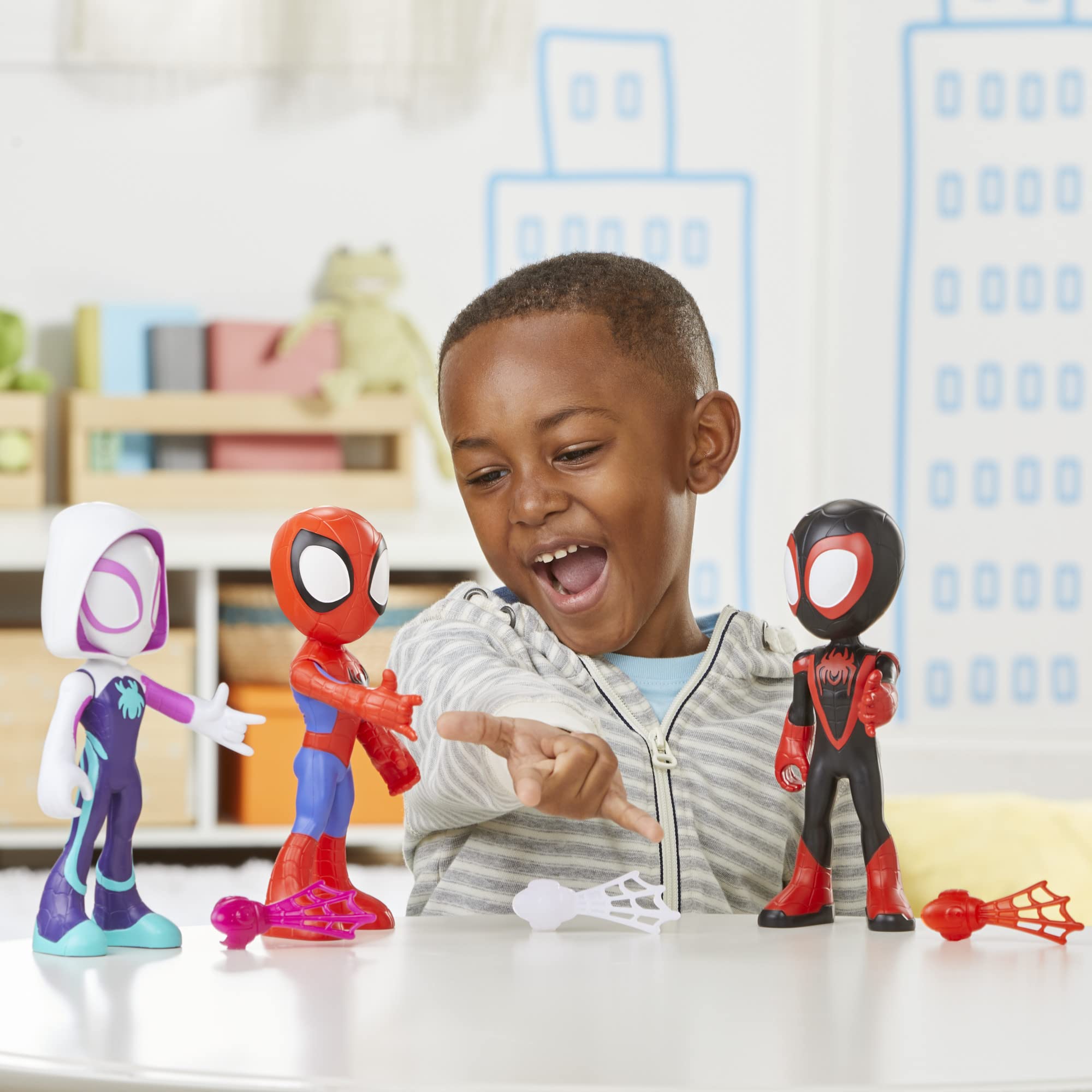 Spidey and his Amazing Friends foco en Miles Morales mostrando pintura y pose dinámica para juego