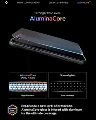 Spigen protector en mano para comparar tamaño y ajuste perfecto al iPhone