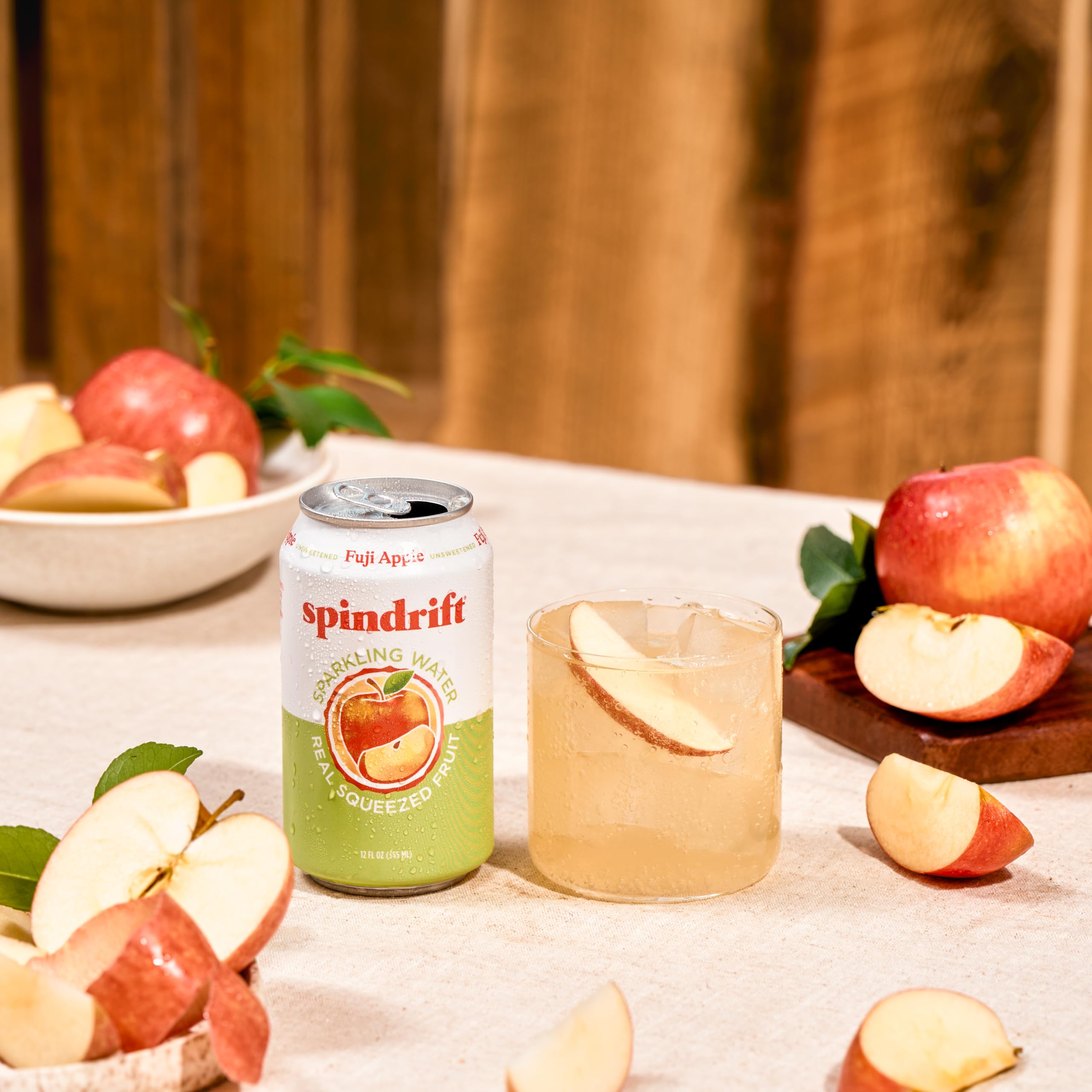 Spindrift en picnic mostrando la lata como refresco saludable