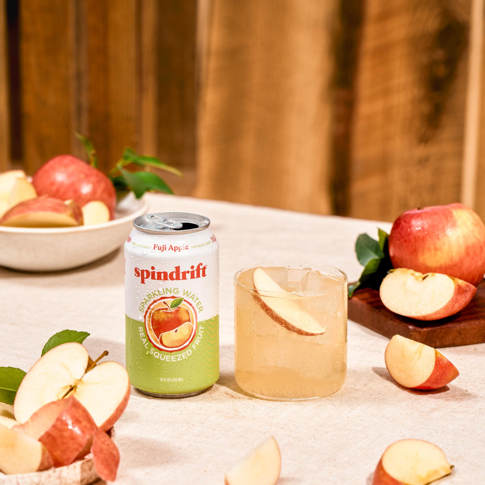 Spindrift en picnic mostrando la lata como refresco saludable