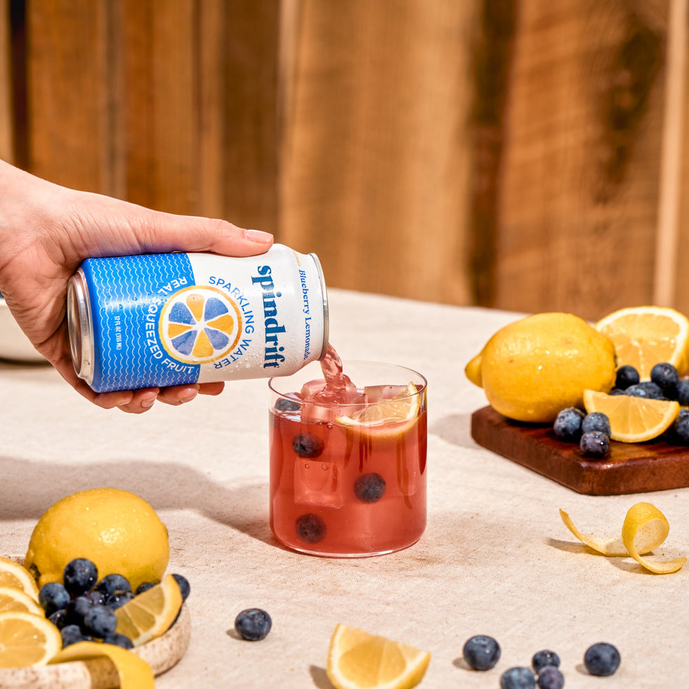 Spindrift arándanos y limones que subrayan fruta exprimida real