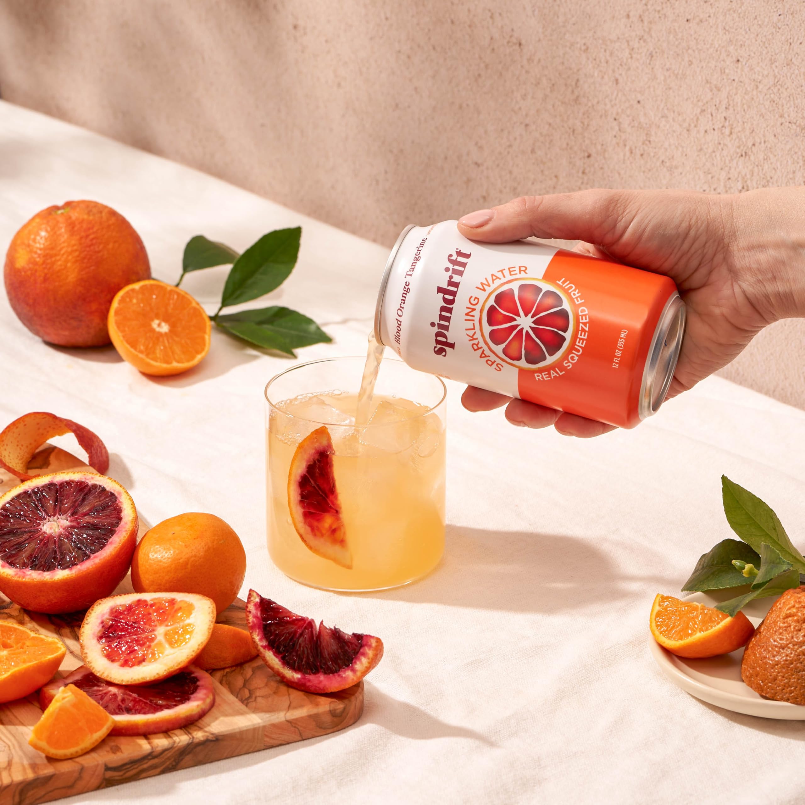 Spindrift paquete de latas en mesa para reuniones y eventos