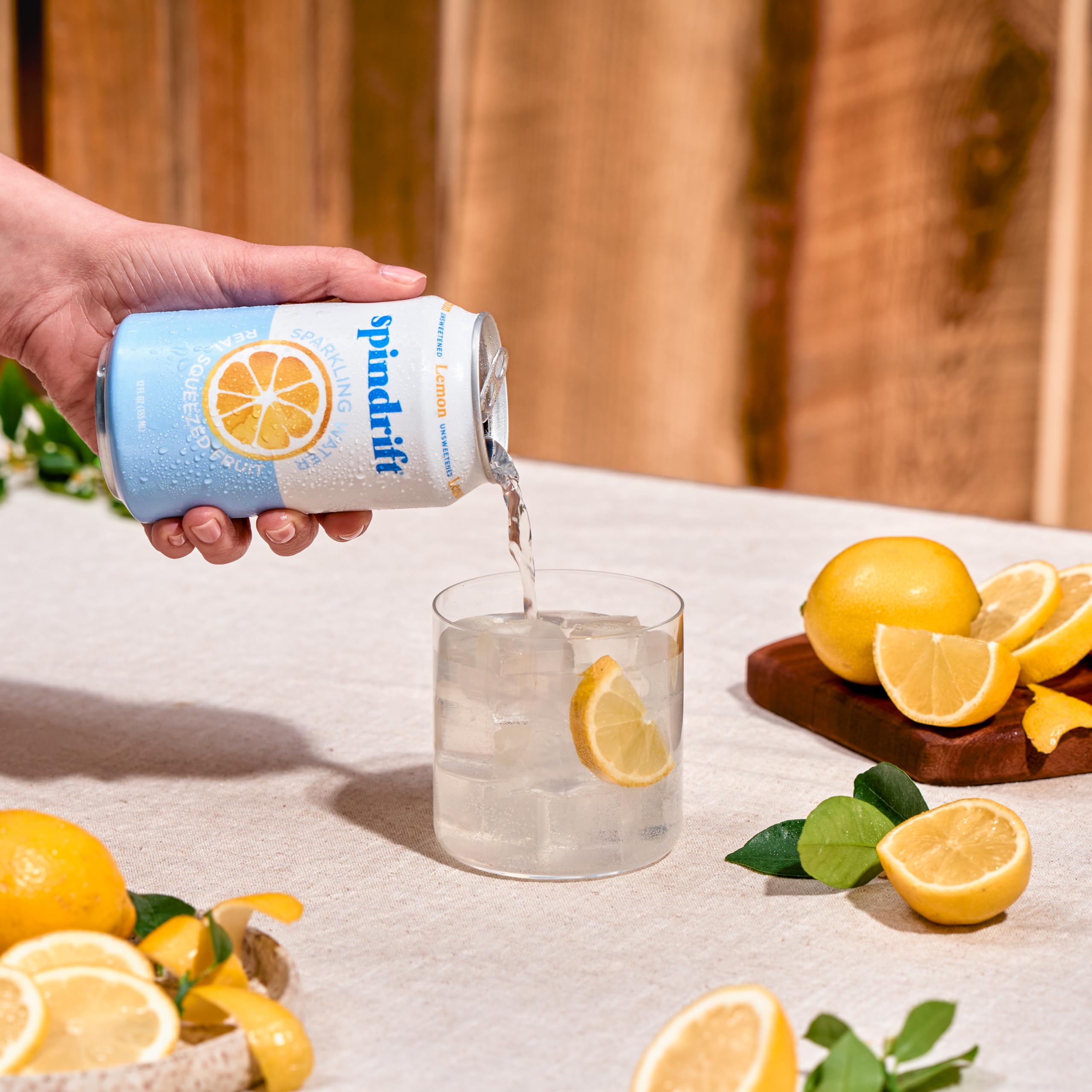 Spindrift en mano para comparar tamaño y porción práctica