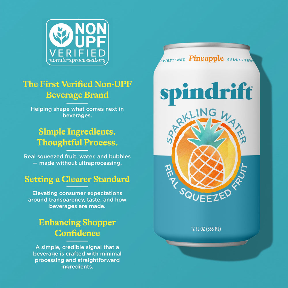 Spindrift vaso con hielo y piña que sugiere servicio fresco y natural