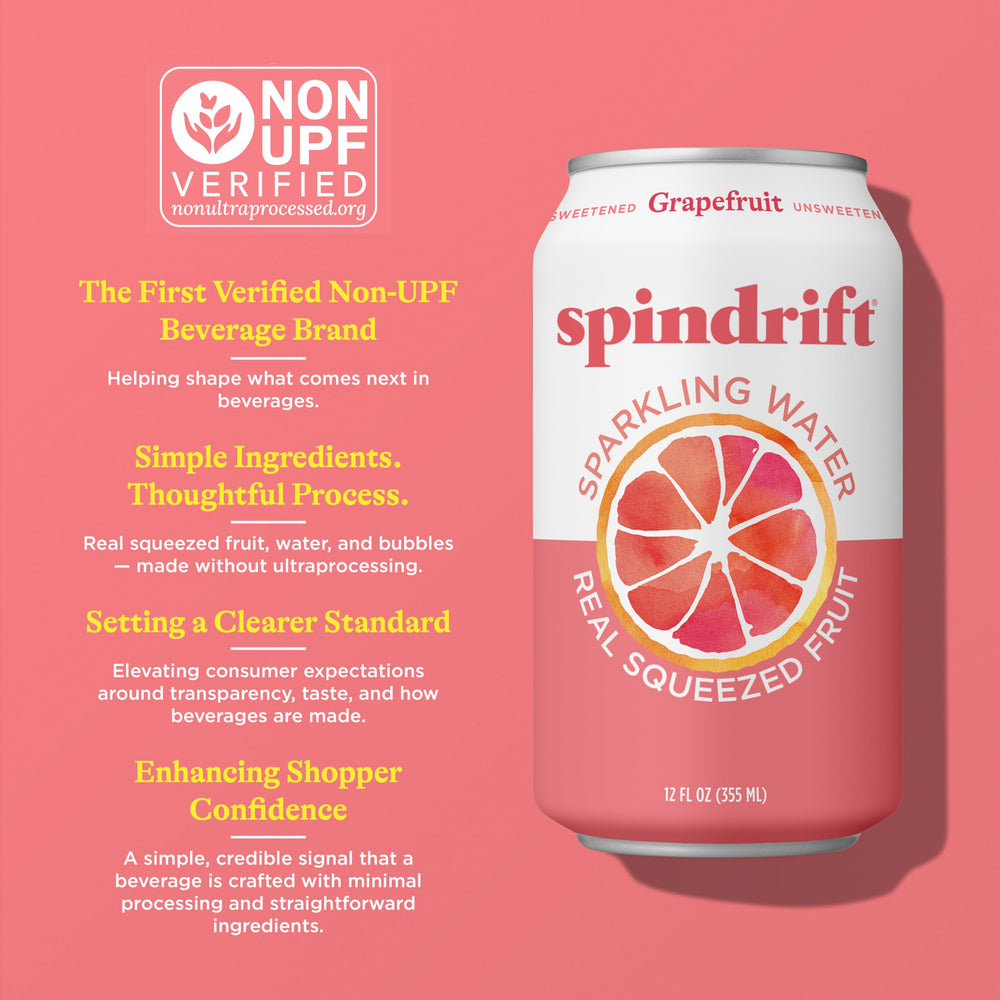 Vaso mezclado con Spindrift pomelo como mezclador en un cóctel brillante
