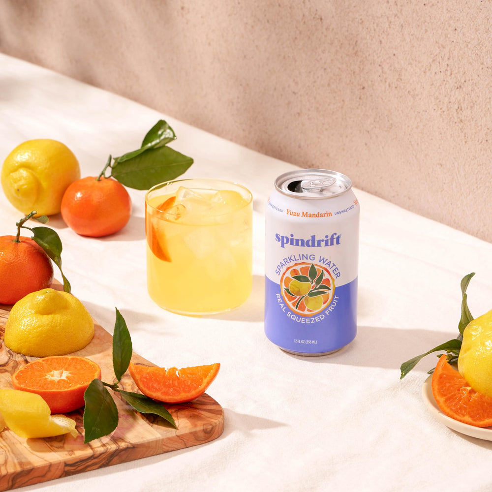 Spindrift bebida en mesa junto a platos picantes para perfecto maridaje