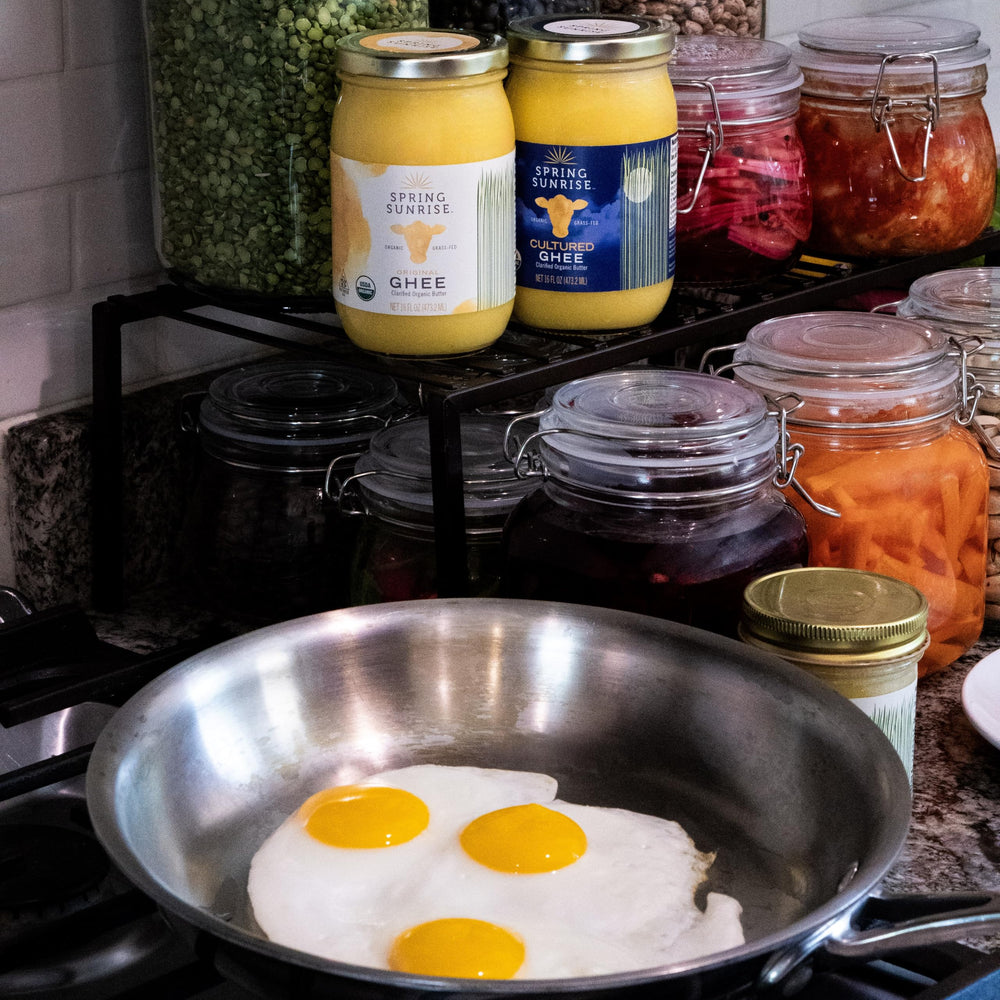Spring Sunrise ghee en cocina rústica realzando verduras asadas