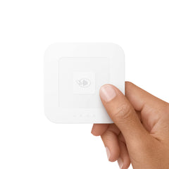 Square lector en mano demostrando tamaño portátil y transporte fácil