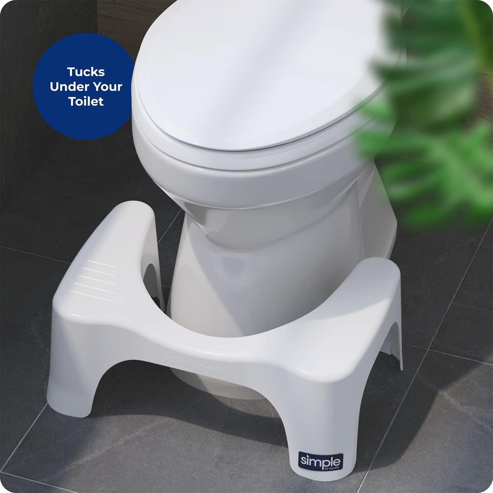Squatty Potty guardado discretamente frente al inodoro optimizando espacio
