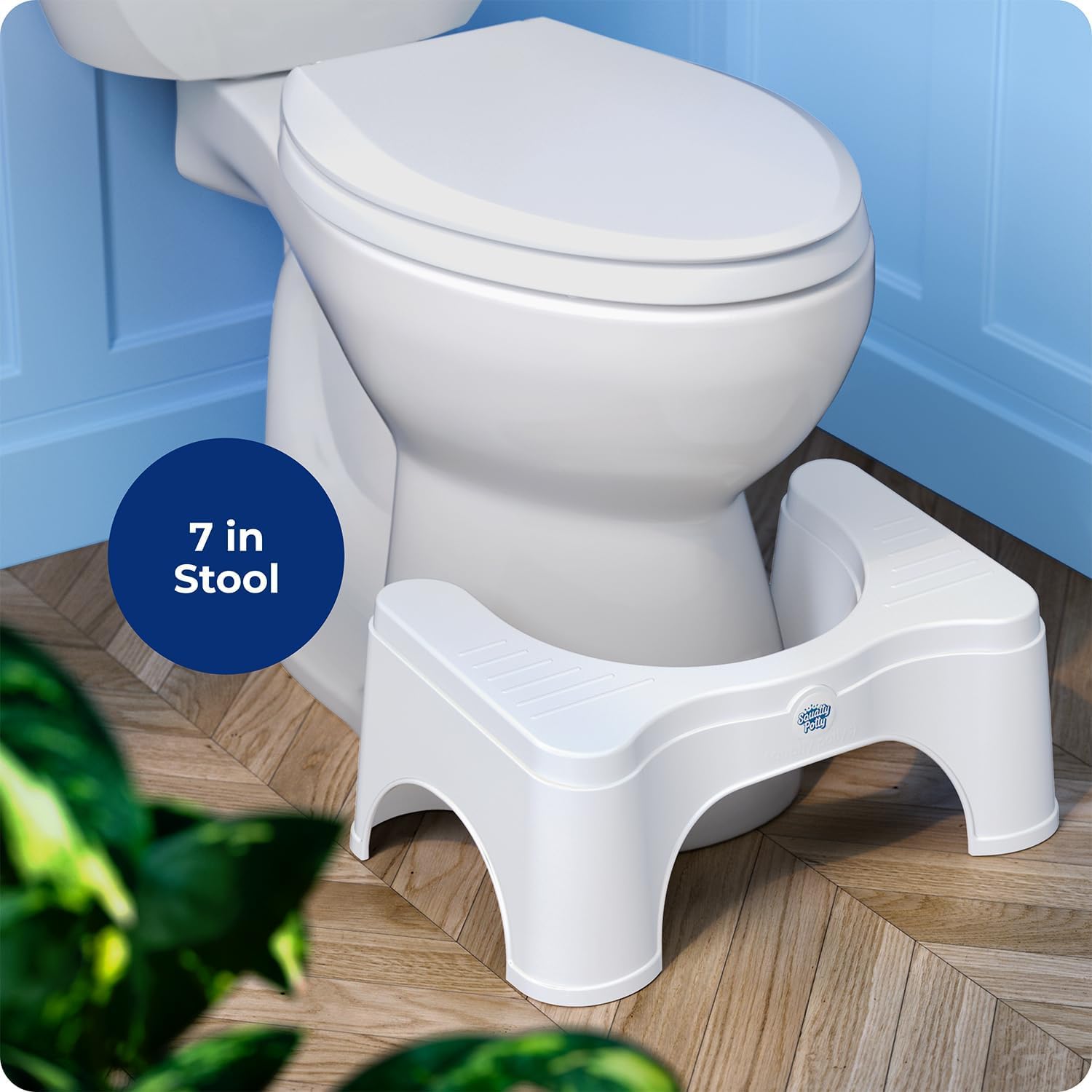 Ambiente de baño moderno con Squatty Potty blanco integrándose en la decoración