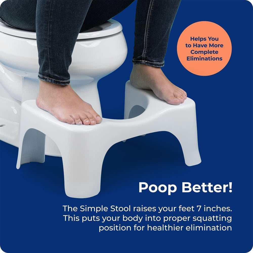 Persona usando Squatty Potty en baño para mejor postura al sentarse