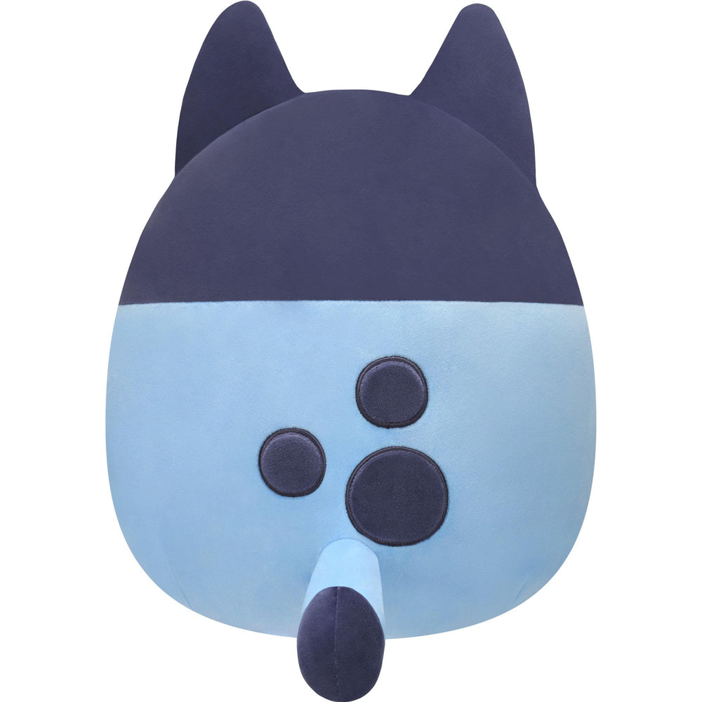 Squishmallows Bluey en mano para comparar escala y portabilidad