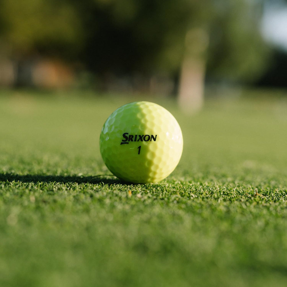 Srixon Soft Feel etiqueta y especificaciones resaltando características