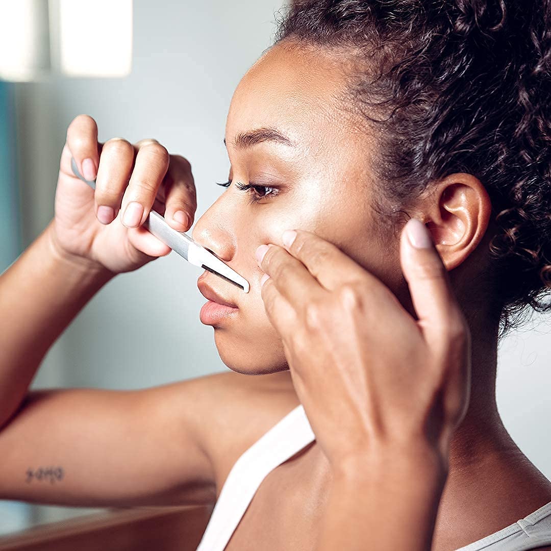 StackedSkincare comparación de tamaño con mano, escala y ergonomía