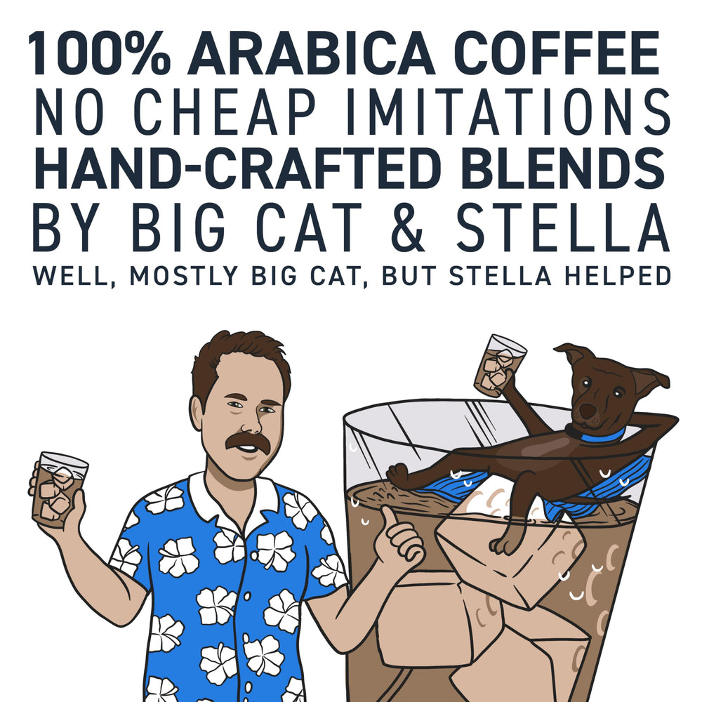 Stella Blue vertiendo cold brew en vaso para servir inmediatamente