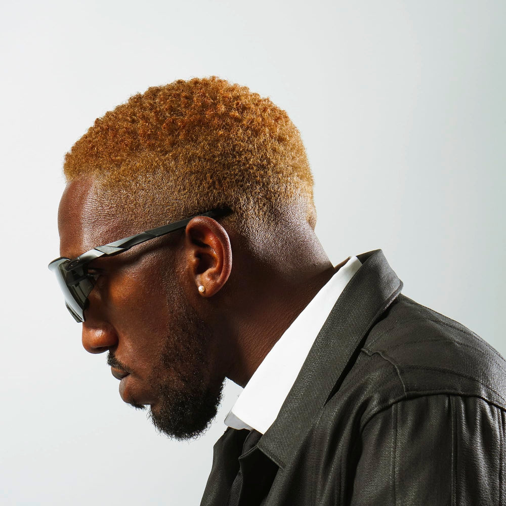STMNT crema estilo lifestyle persona con rizos definidos y brillo