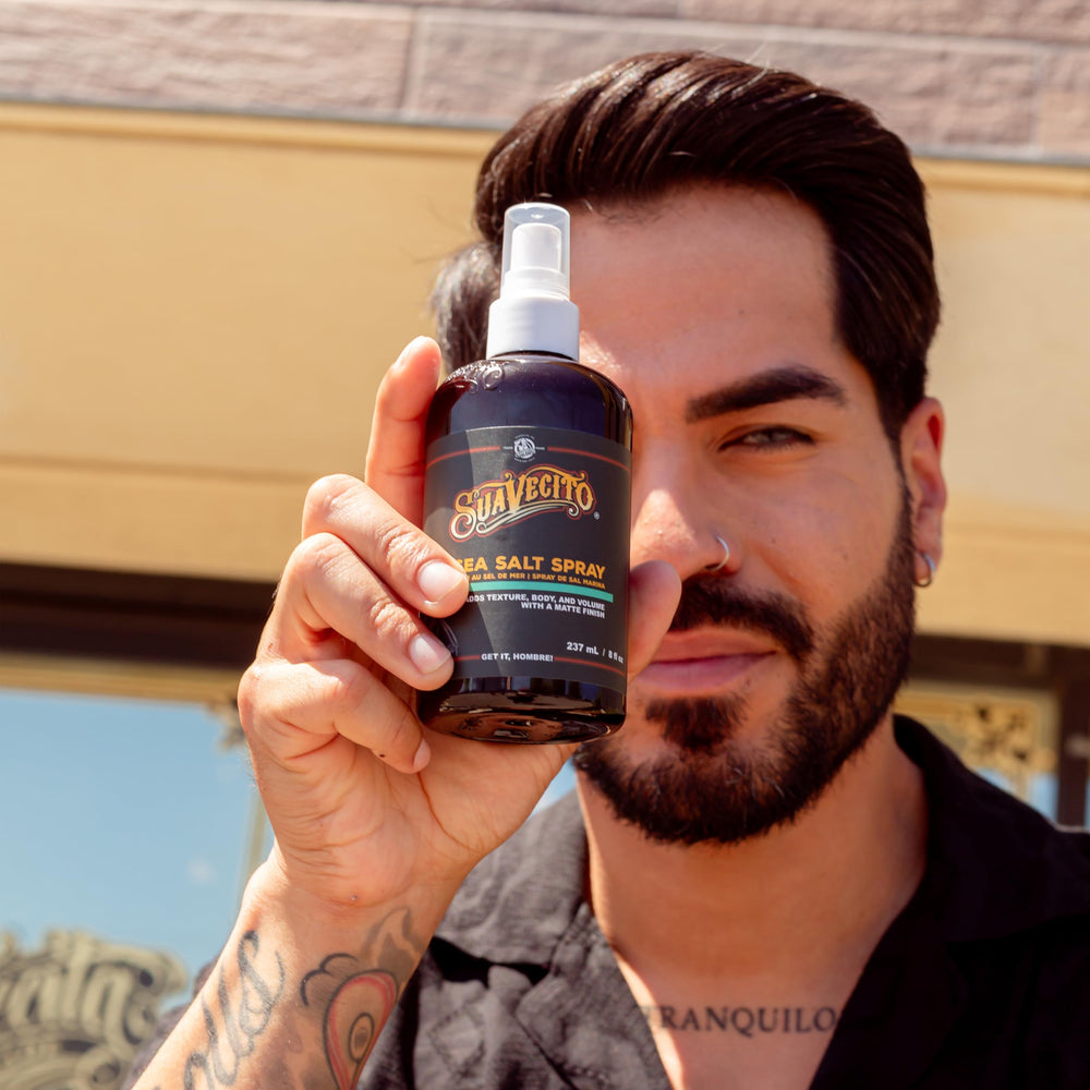 Estilo urbano logrado con Suavecito Sea Salt Spray en ambiente casual