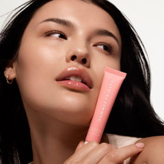 Summer Fridays aplicación en labios mostrando brillo natural y color