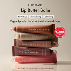 Summer Fridays bálsamo aplicado en labios con brillo natural y tono cacao translúcido
