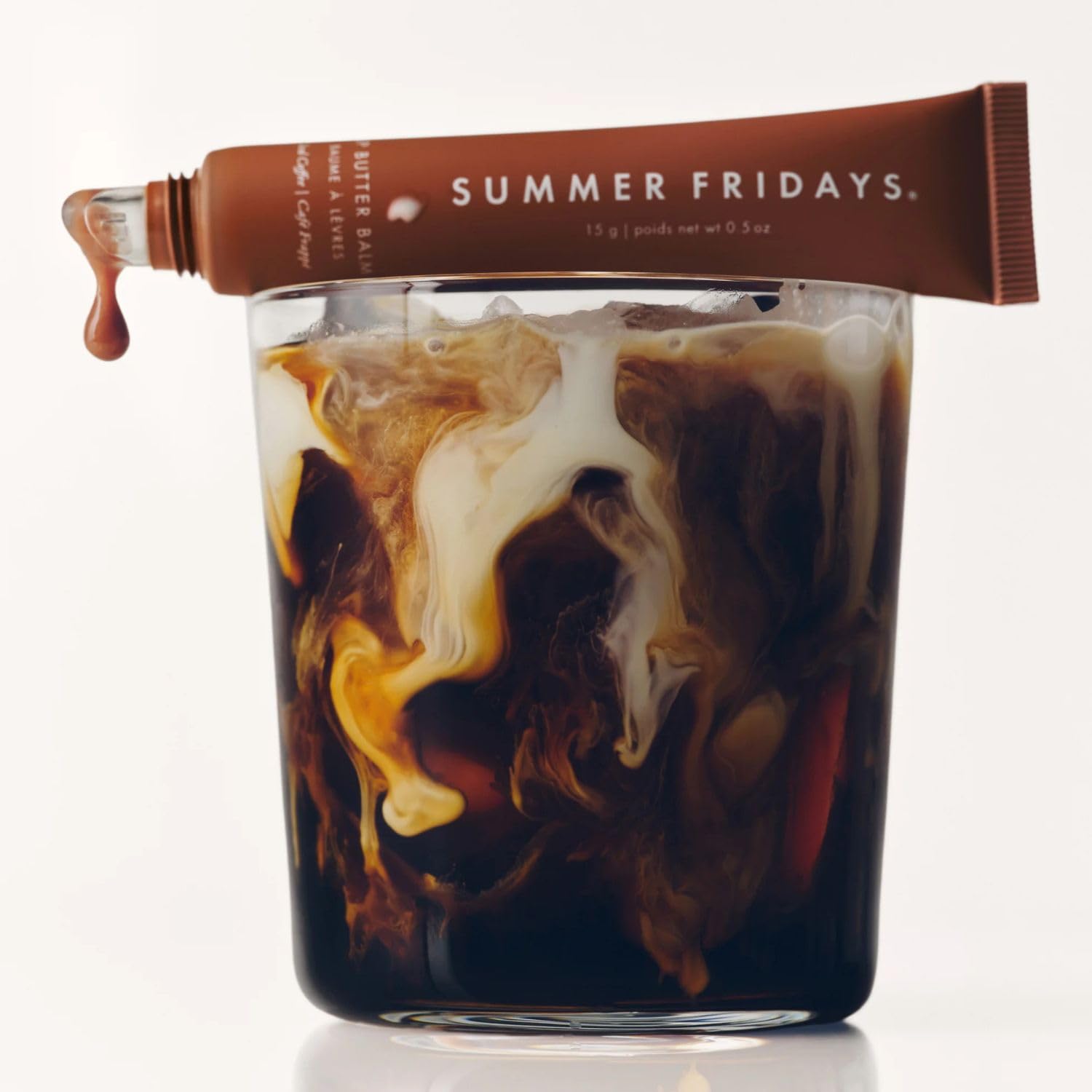 Summer Fridays producto en rutina de belleza sobre mesa, transmite uso cotidiano