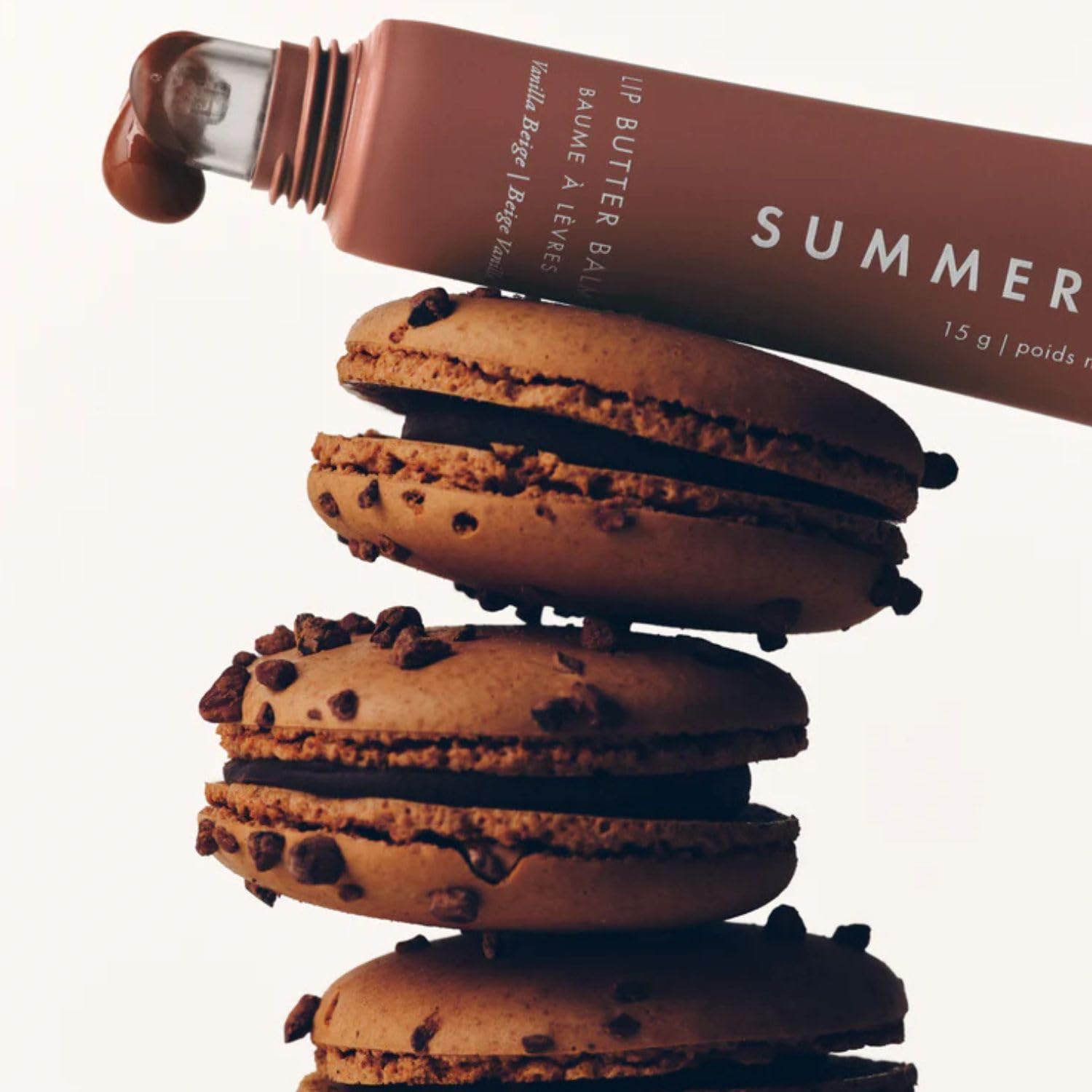 Summer Fridays labios con acabado brillante resaltando look natural